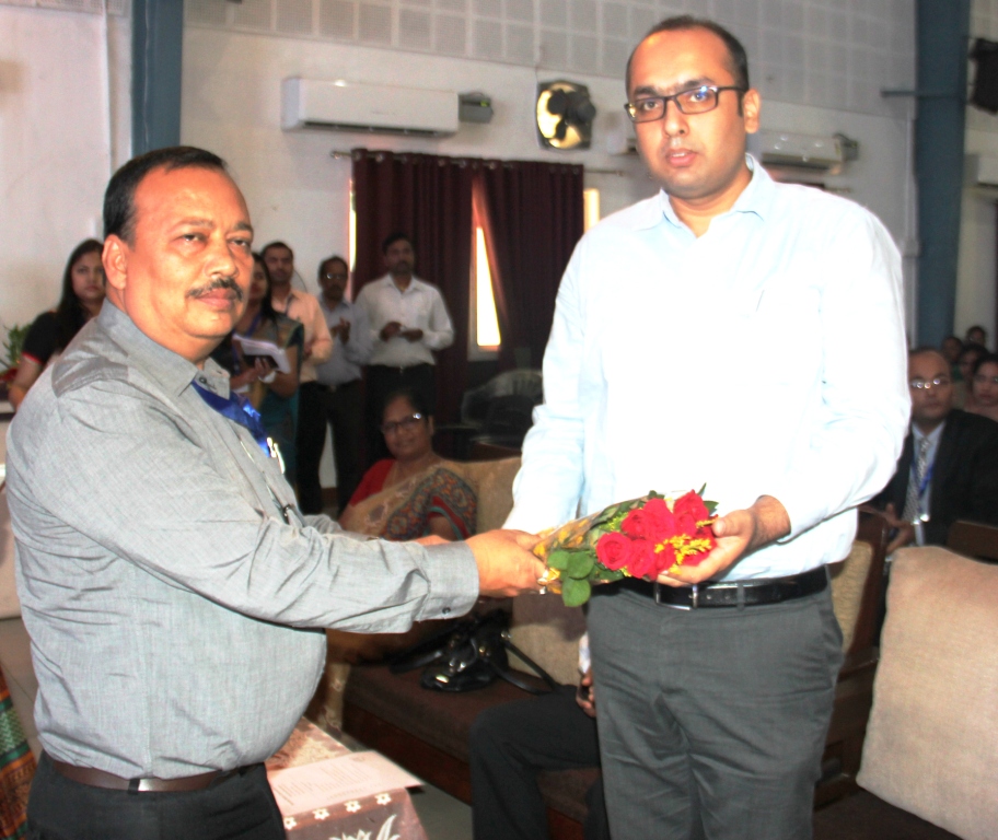 Induction : Dy COE  Felicitating Mr Manish Kumar  Manager P & A SBU